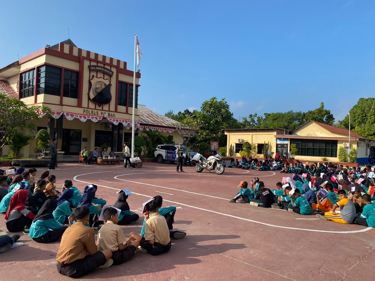 Satlantas Polres Polman Tanamkan Budaya Tertib Berlalu Lintas Sejak Dini Melalui Sosialisasi dan Safety Reading