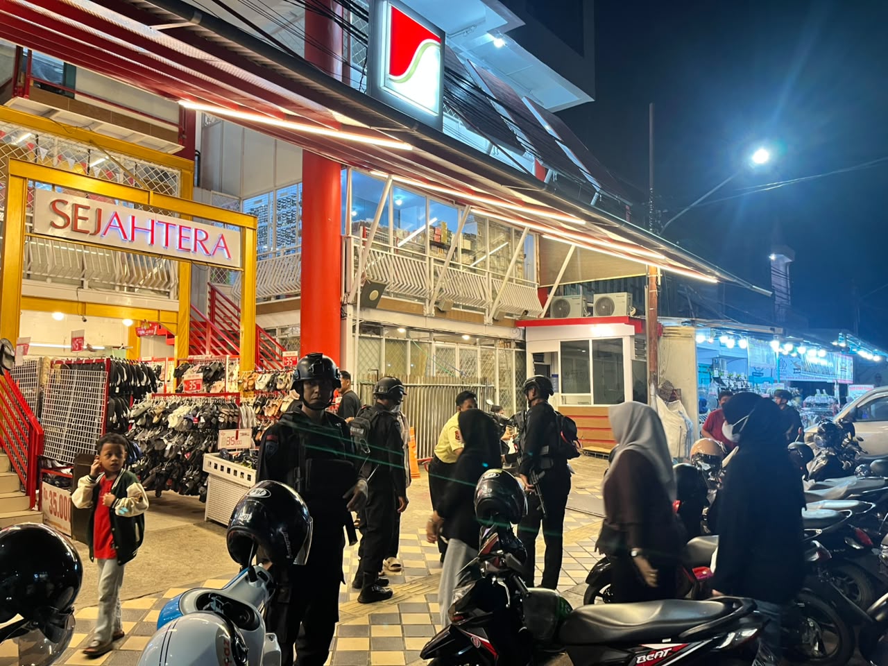 Brimob Sulsel Patroli Harkamtibmas, Sasar Pertokoan hingga Pusat Keramaian di Parepare