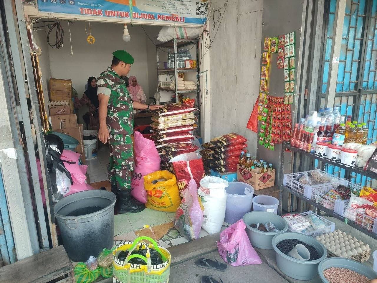Babinsa Koramil Maritengngae Pantau Harga dan Stok Sembako di Pasar Sentral Pangkajene