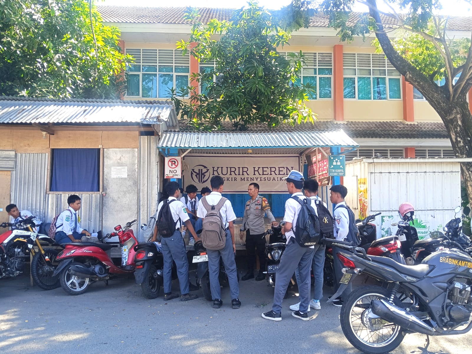 Sambangi Siswa SMKN 2 Majene, Bhabinkamtibmas Polsek Banggae Edukasi Pelajar Jauhi NAPZA dan Pergaulan Menyimpang