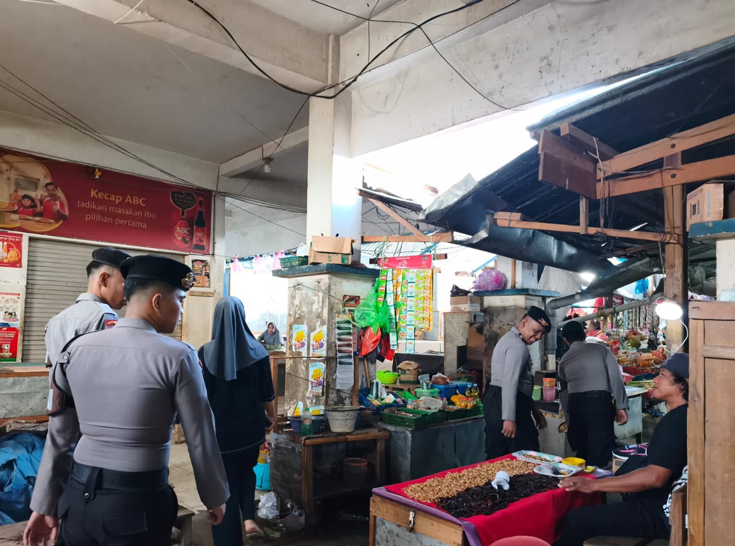 Patroli Jalan Kaki Sat Samapta Polres Majene Sasar Pasar dan Terminal, Cegah Premanisme serta Kejahatan Jalanan
