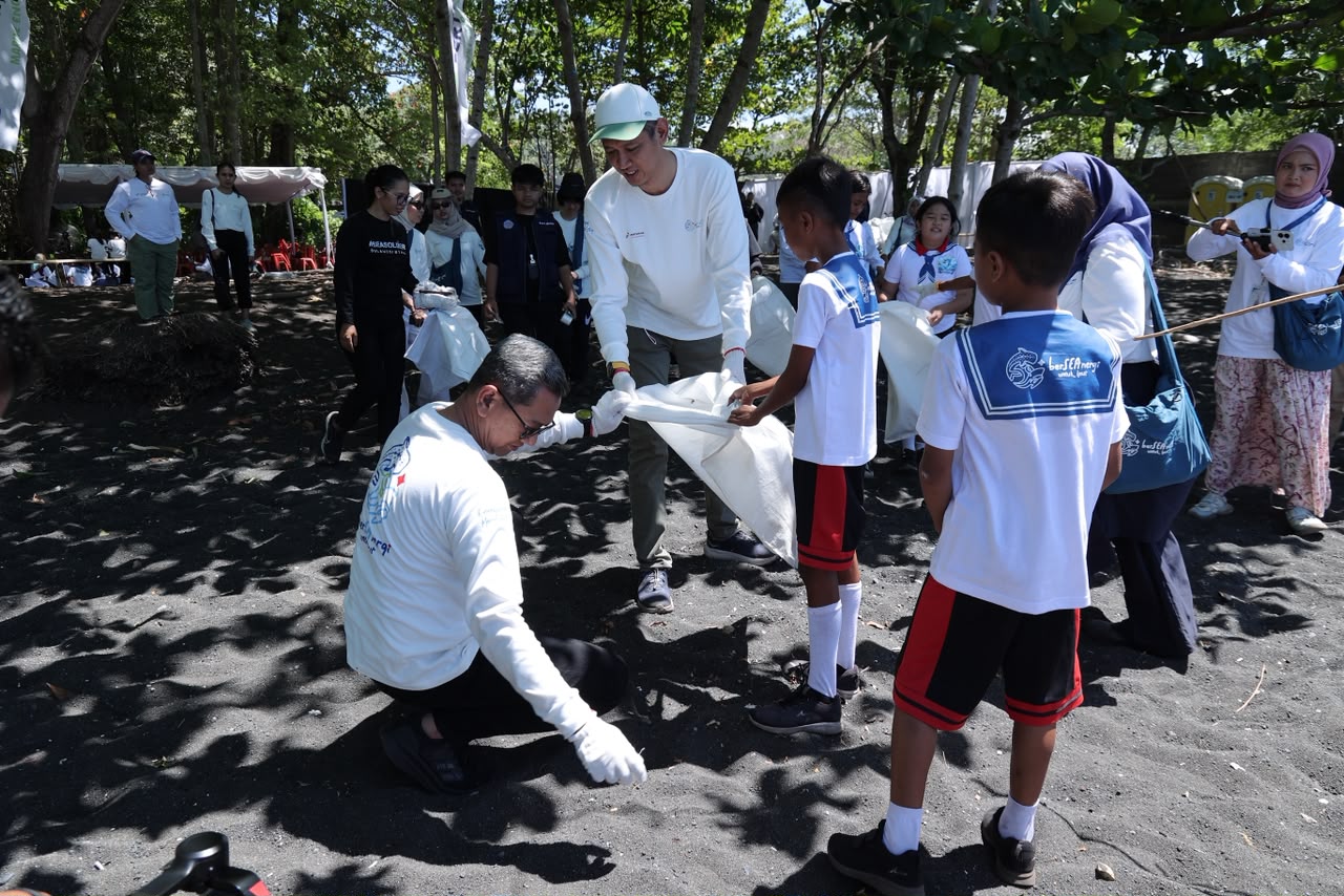 Lindungi Ekosistem Laut, Pertamina Trans Kontinental Gandeng Elemen Masyarakat Jaga Kebersihan Pantai di Bitung, Sulawesi