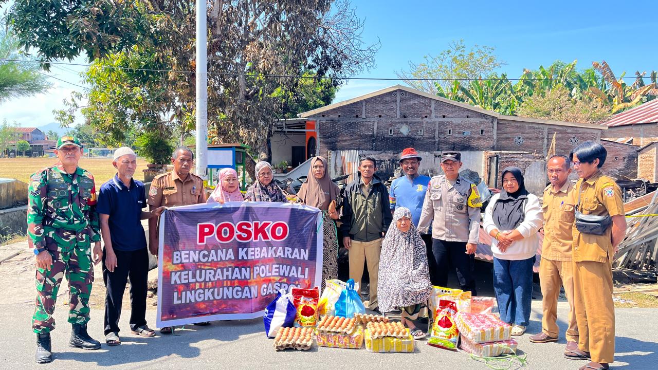 Sinergi TNI-Polri dan Pemerintah Salurkan Bantuan bagi Korban Kebakaran di Polewali