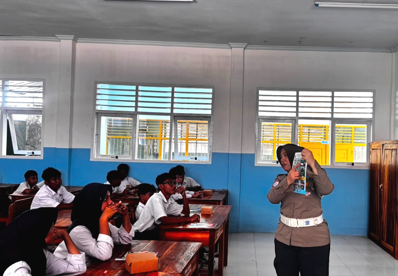 Satlantas Polres Majene Edukasi Pelajar SMPN 1 Majene, Tanamkan Budaya Tertib Berlalu Lintas Sejak Dini