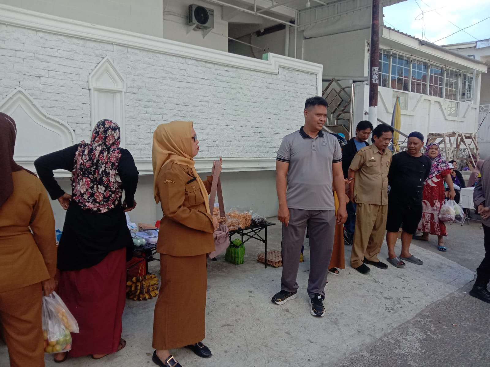 Sat Binmas Polres Parepare Gencarkan Dialogis di Pasar Murah Kelurahan Labukkang