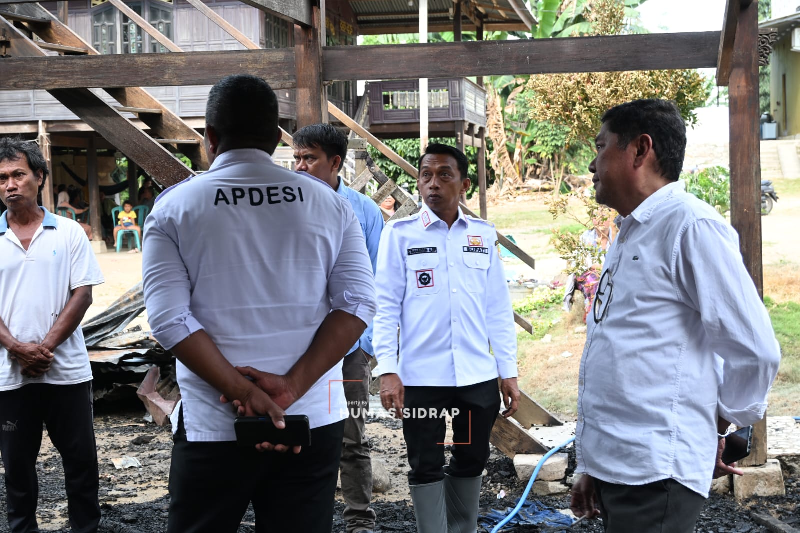 Bupati Sidrap Datangi Lokasi Kebakaran di Talumae, Serahkan Bantuan dan Imbau Warga Tingkatkan Kewaspadaan