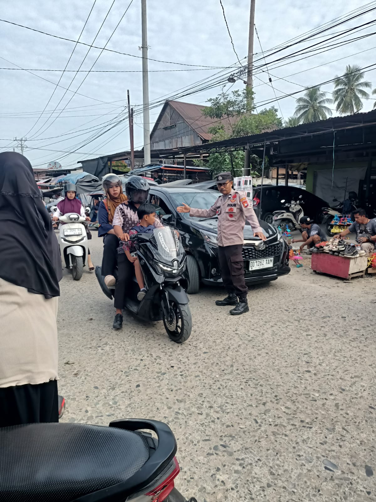 Polsek Tapango Laksanakan Pengamanan dan Pengaturan Arus Lalu Lintas di Pasar Pelitakan