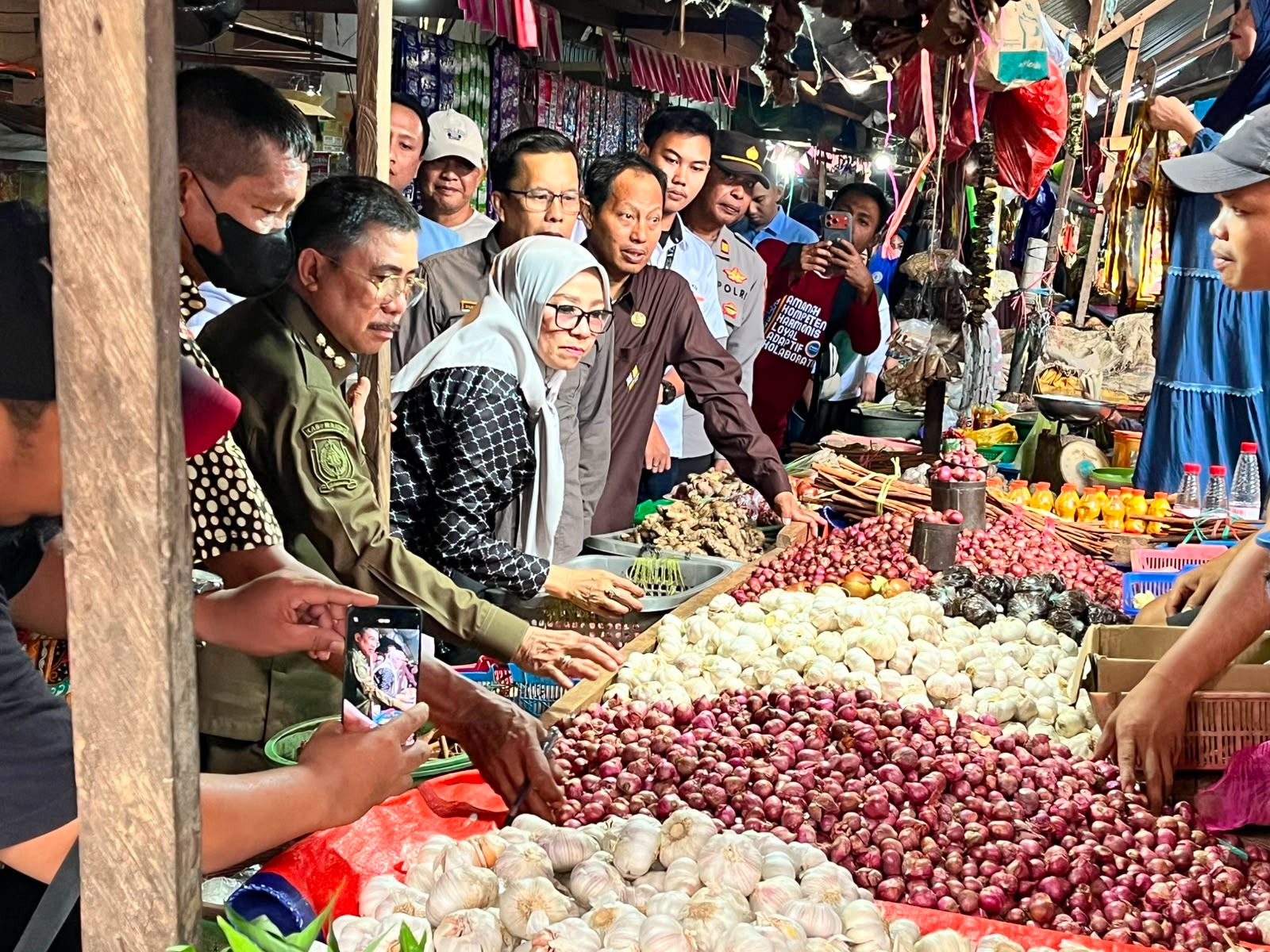 Kasat Binmas Polres Majene Ikuti Sidak TPID, Harga Bahan Pokok di Pasar Sentral Majene Terpantau Stabil