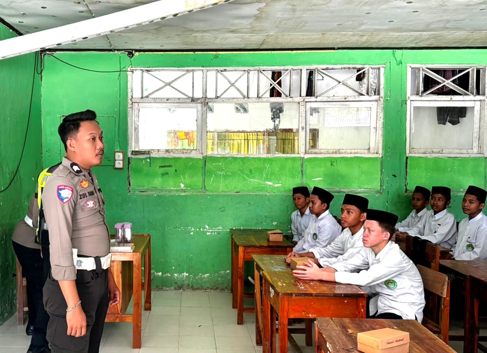 Tanamkan Budaya Tertib Berlalu Lintas Sejak Dini, Satlantas Polres Majene Edukasi Santri MTs DDI Baruga