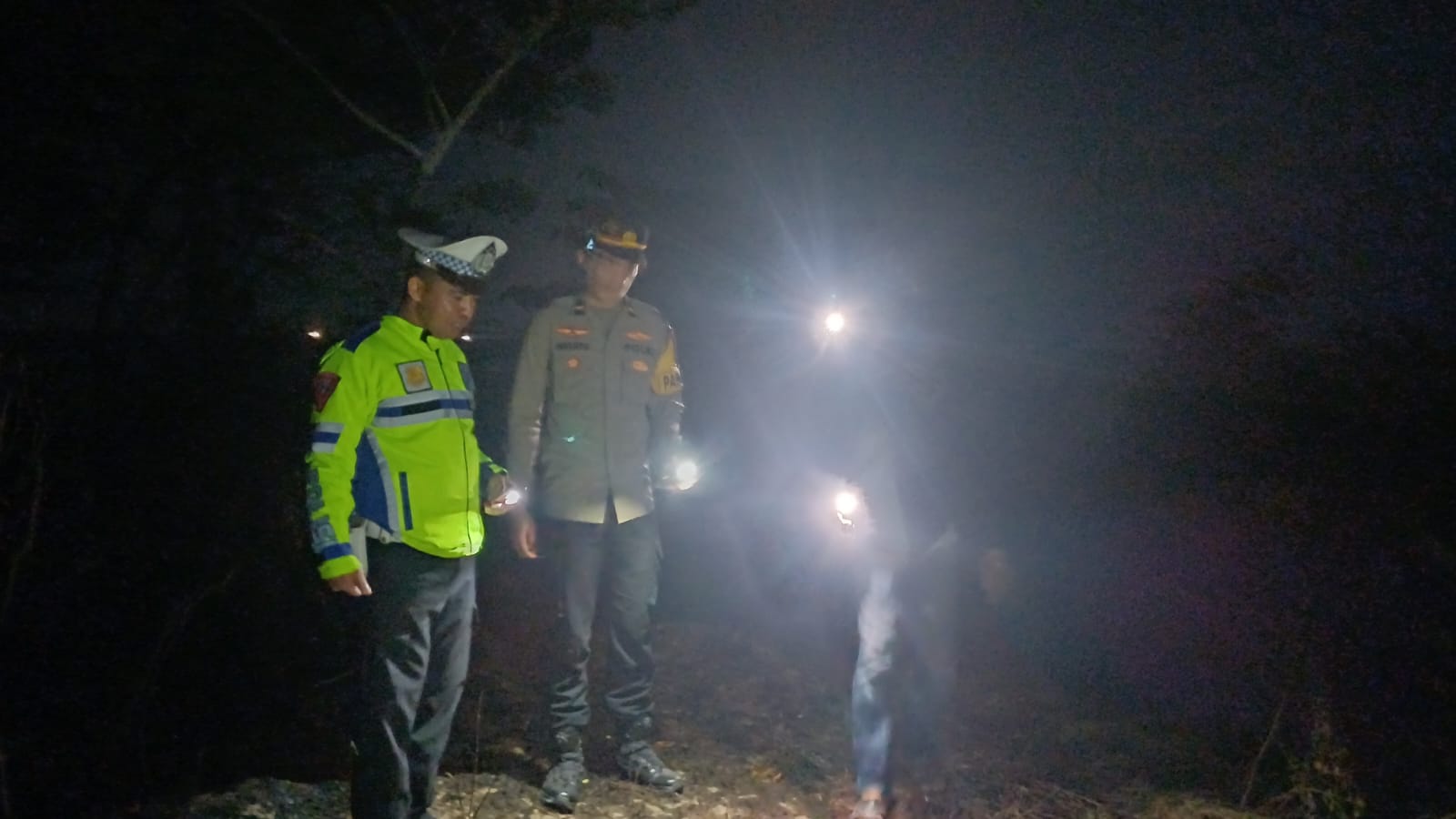 Polisi Gerak Cepat Tangani Kebakaran Lahan di Kelurahan Manding, Warga Diimbau Tingkatkan Kewaspadaan