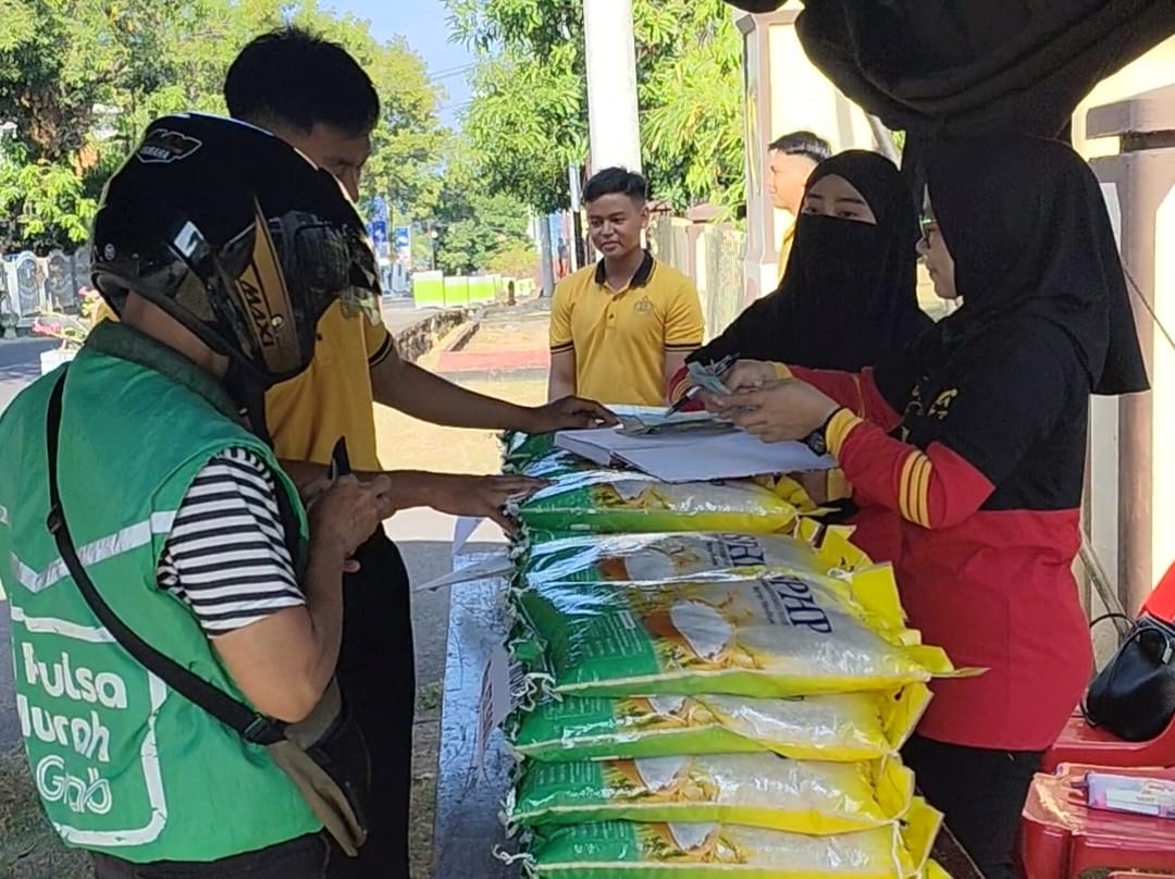 Warga Antusias Serbu Gerakan Pangan Murah Brimob Polda Sulsel di Bacukiki Barat
