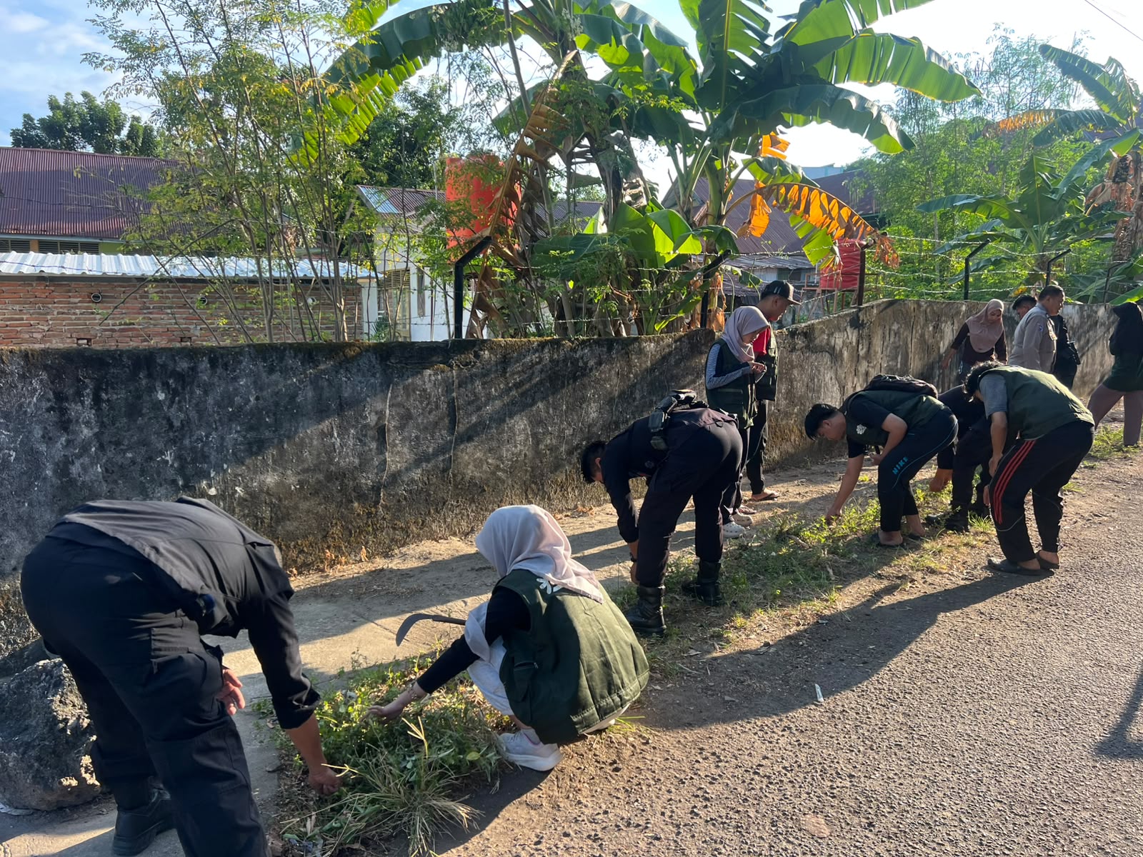 Peduli Kebersihan, Brimob Sulsel dan Masyarakat Kompak Gelar Bakti Sosial