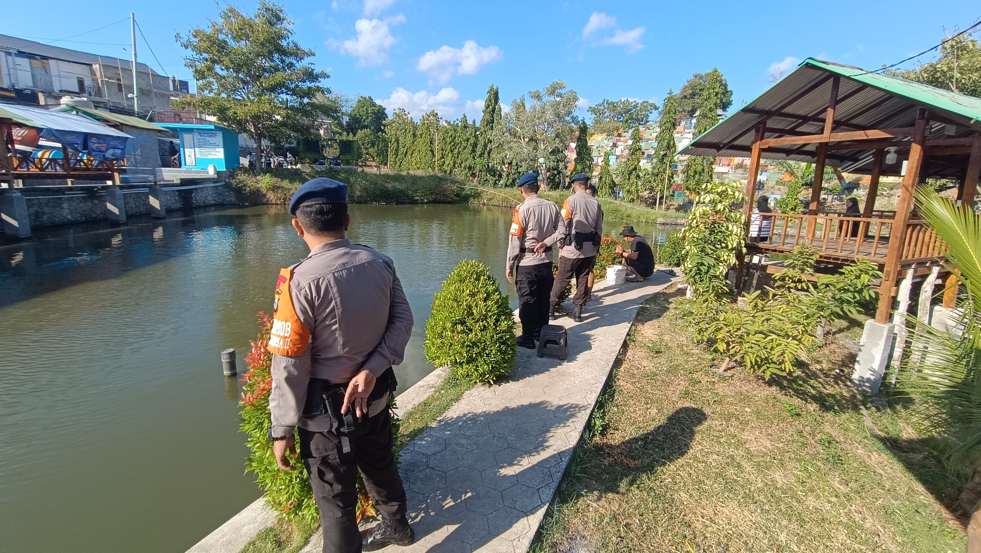 Tim SAR Brimob Sulsel Siaga di Dua Kolam Renang Parepare untuk Beri Rasa Aman Pengunjung