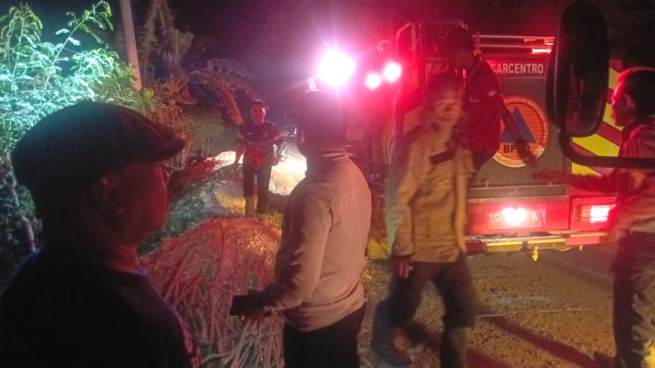 Polsek Pamboang, Damkar dan Warga Bersinergi Padamkan Kebakaran Lahan di Pamboang