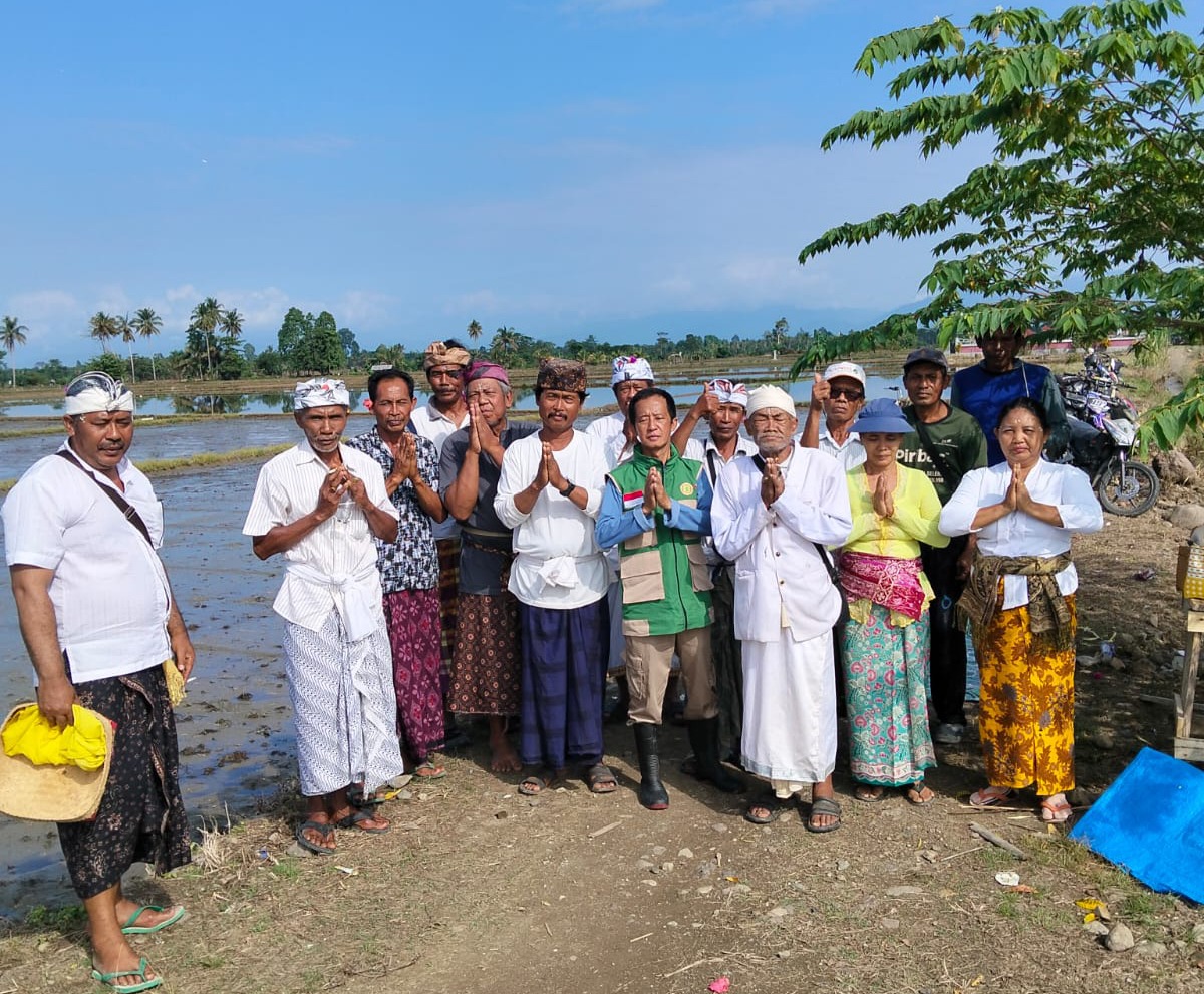 Menjaga Tradisi, Merawat Harapan: Umat Hindu Desa Lampuawa dan Minanga Tallu Gelar Doa Bersama Sebelum Turun Sawah