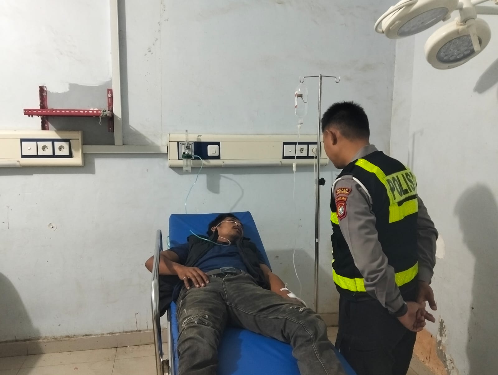 Respon Cepat Satlantas Polres Polman Tangani Laka Lantas di Jalan Trans Sulawesi