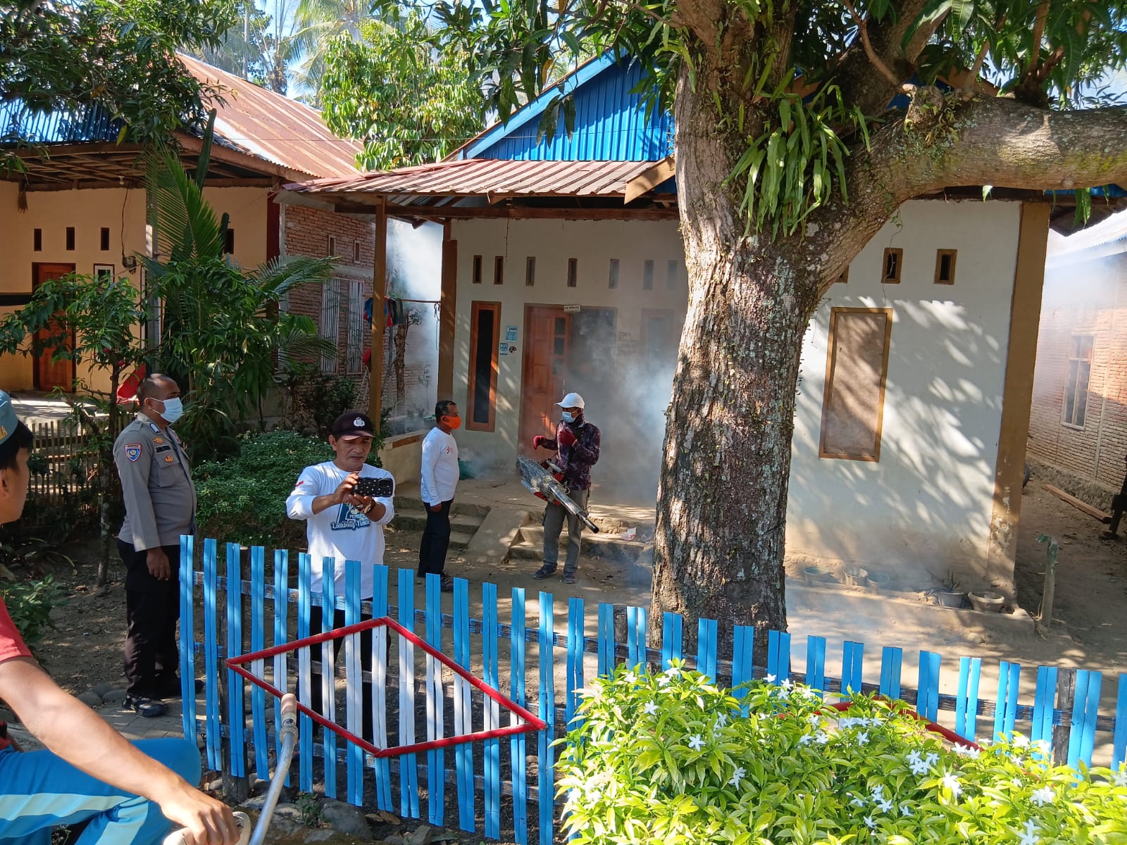 Bhabinkamtibmas Polsek Malunda Kawal Fogging Door to Door, Upaya Cegah DBD di Desa Lombong Timur