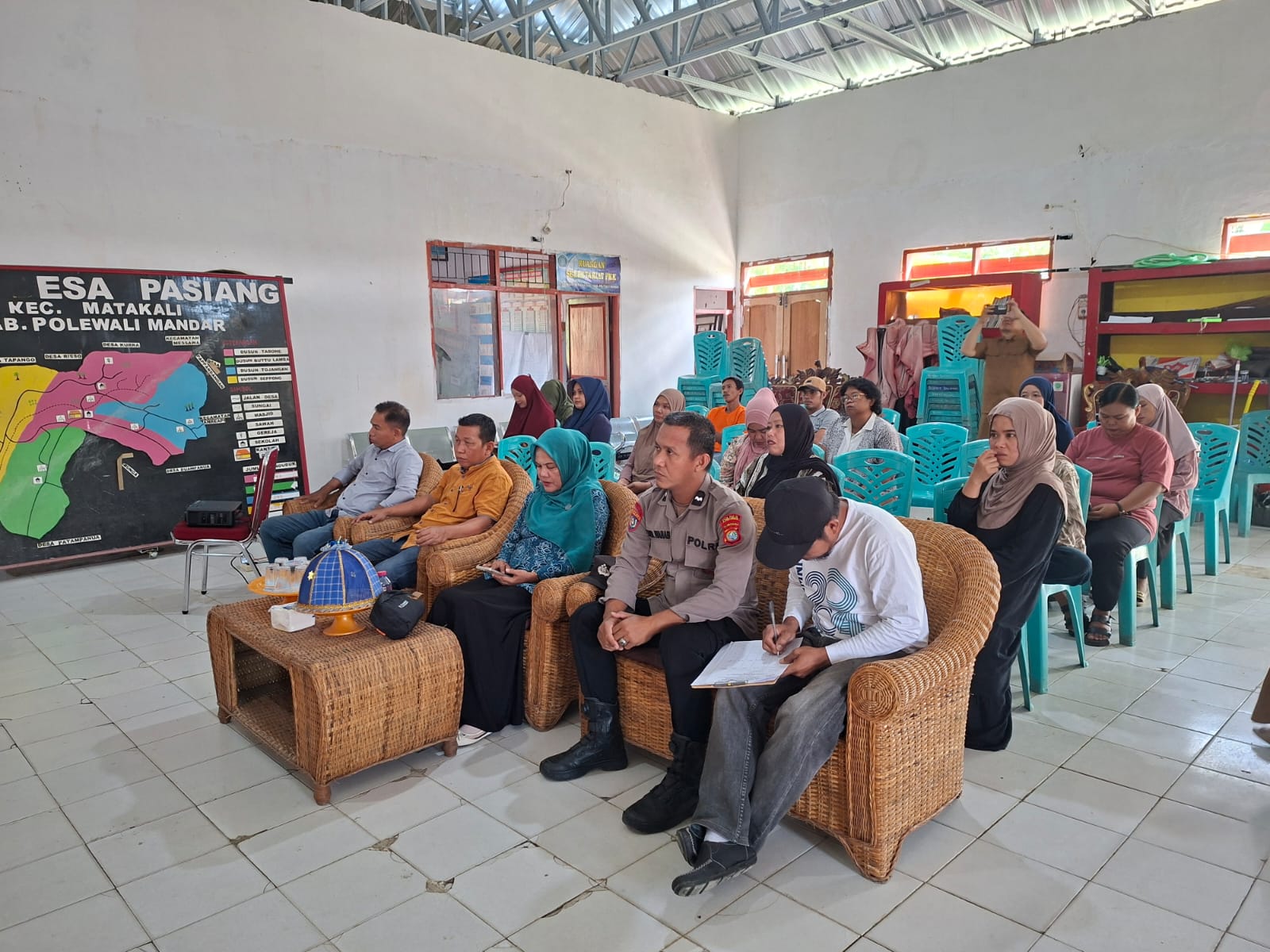 Bhabinkamtibmas Desa Pasiang Monitoring Musyawarah Desa Penyusunan RKPDes Tahun Anggaran 2027
