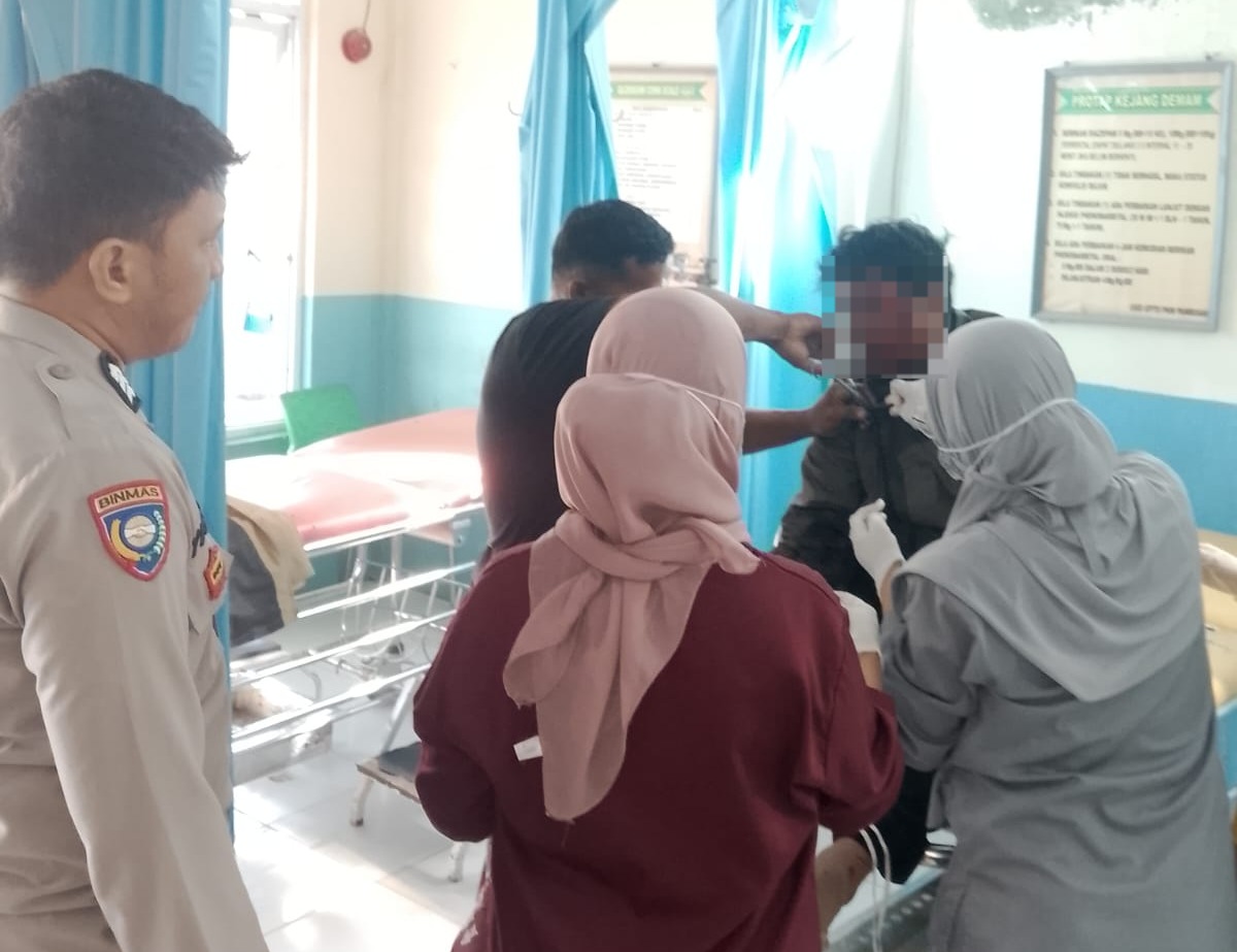 Tiga Orang Terluka Pada Kecelakaan di Jalur Trans Sulawesi Dusun Rawang, Personel Polsek Pamboang Bantu Evakuasi Korban