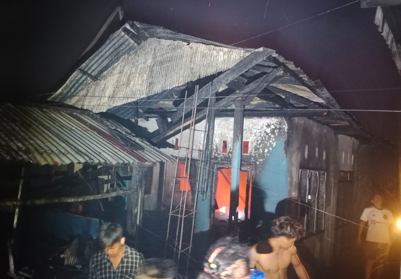 Respon Cepat Polsek Pamboang Bersama Warga Bahu Membahu Padamkan Kebakaran Tiga Rumah di Desa Adolang