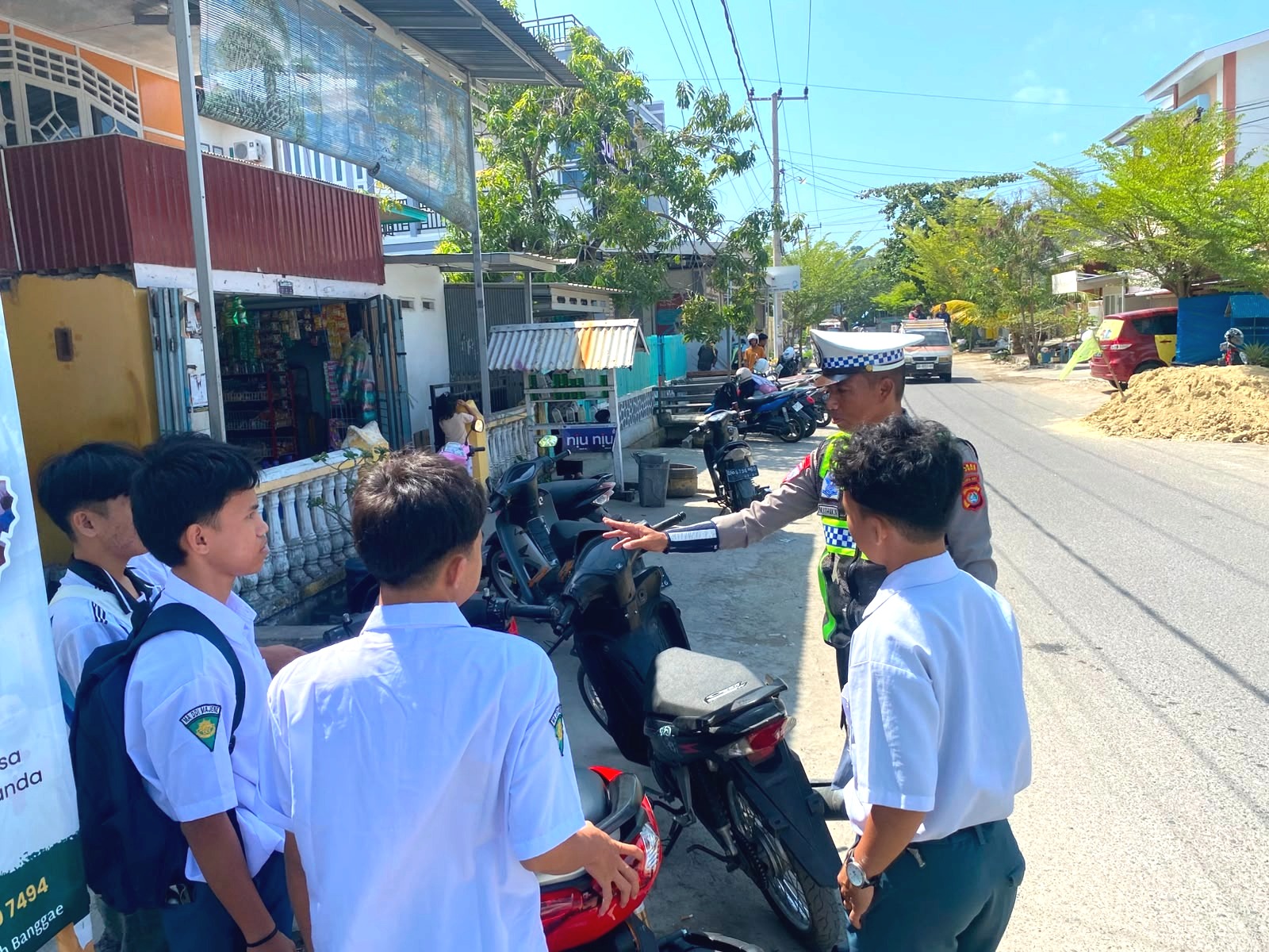 Patroli Berbuah Edukasi, Satlantas Polres Majene Tanamkan Budaya Tertib Lalu Lintas kepada Pelajar