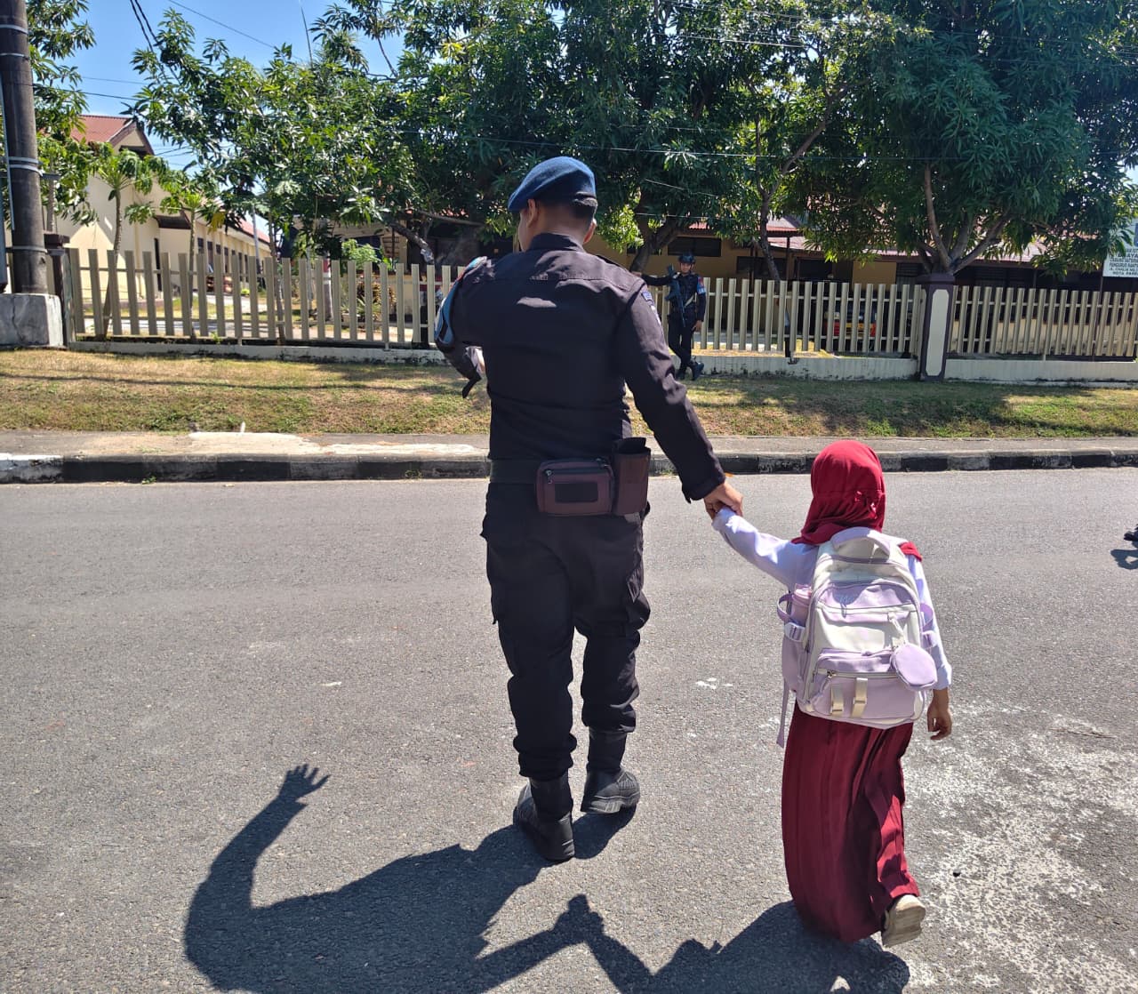 Brimob Bantu Penyeberangan Peserta Didik, Arus Lalu Lintas di SDN 15 Parepare Lebih Aman
