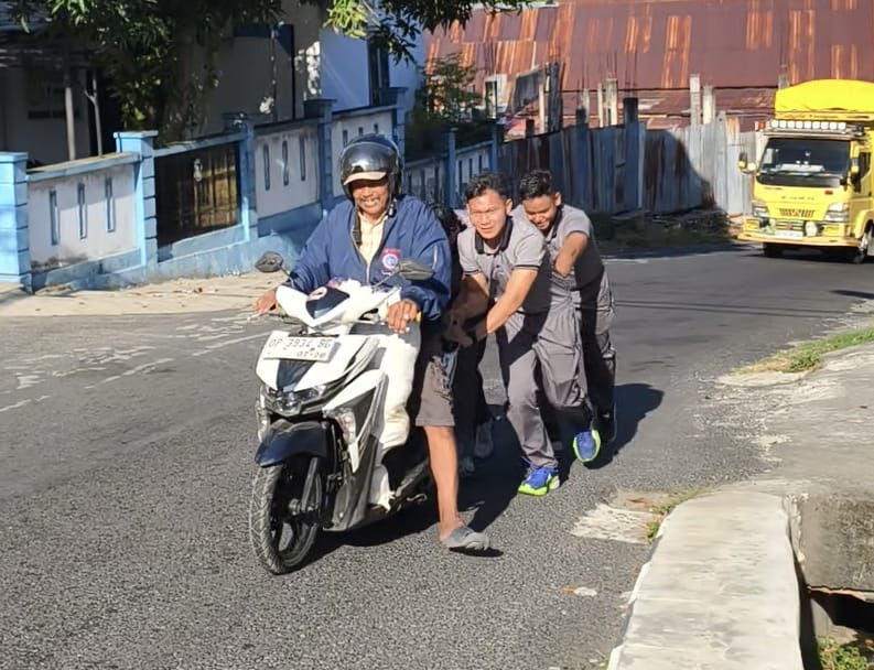 Aksi Humanis Brimob, Dorong Motor Warga yang Tak Kuat Menanjak
