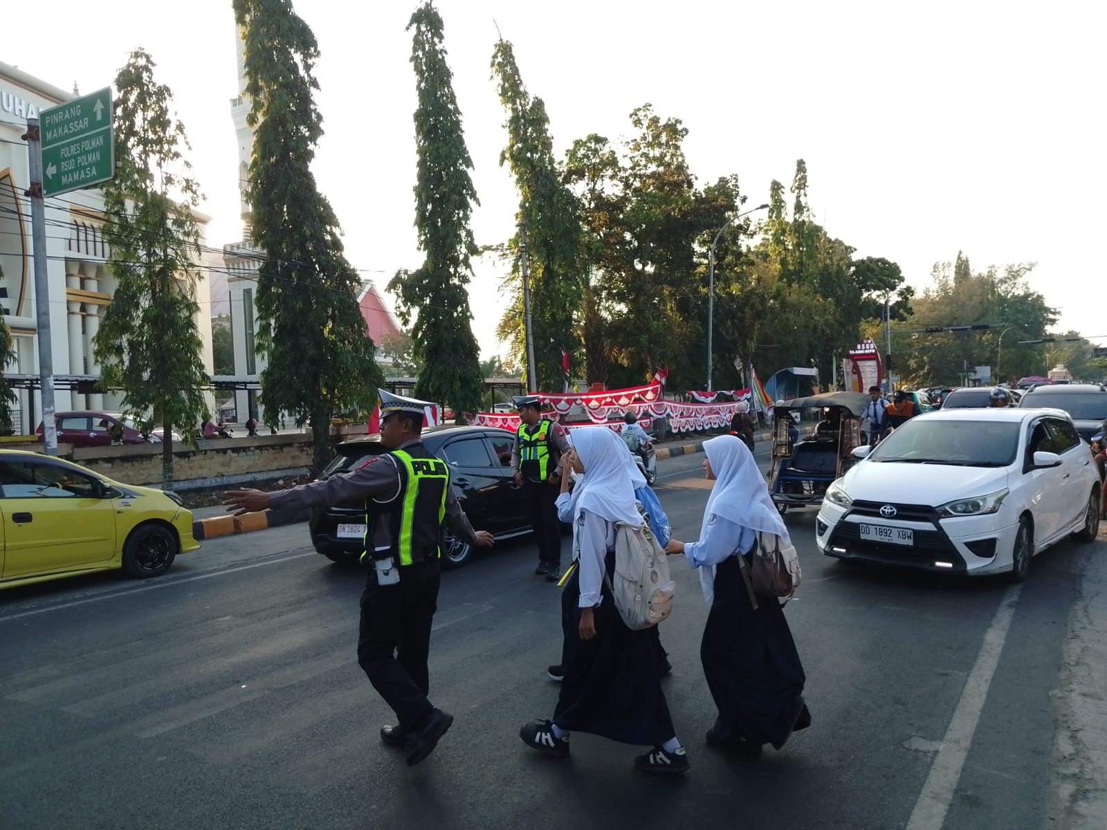 Commander Wish Pagi, Satlantas Polres Polewali Mandar Hadir Berikan Rasa Aman bagi Pengguna Jalan