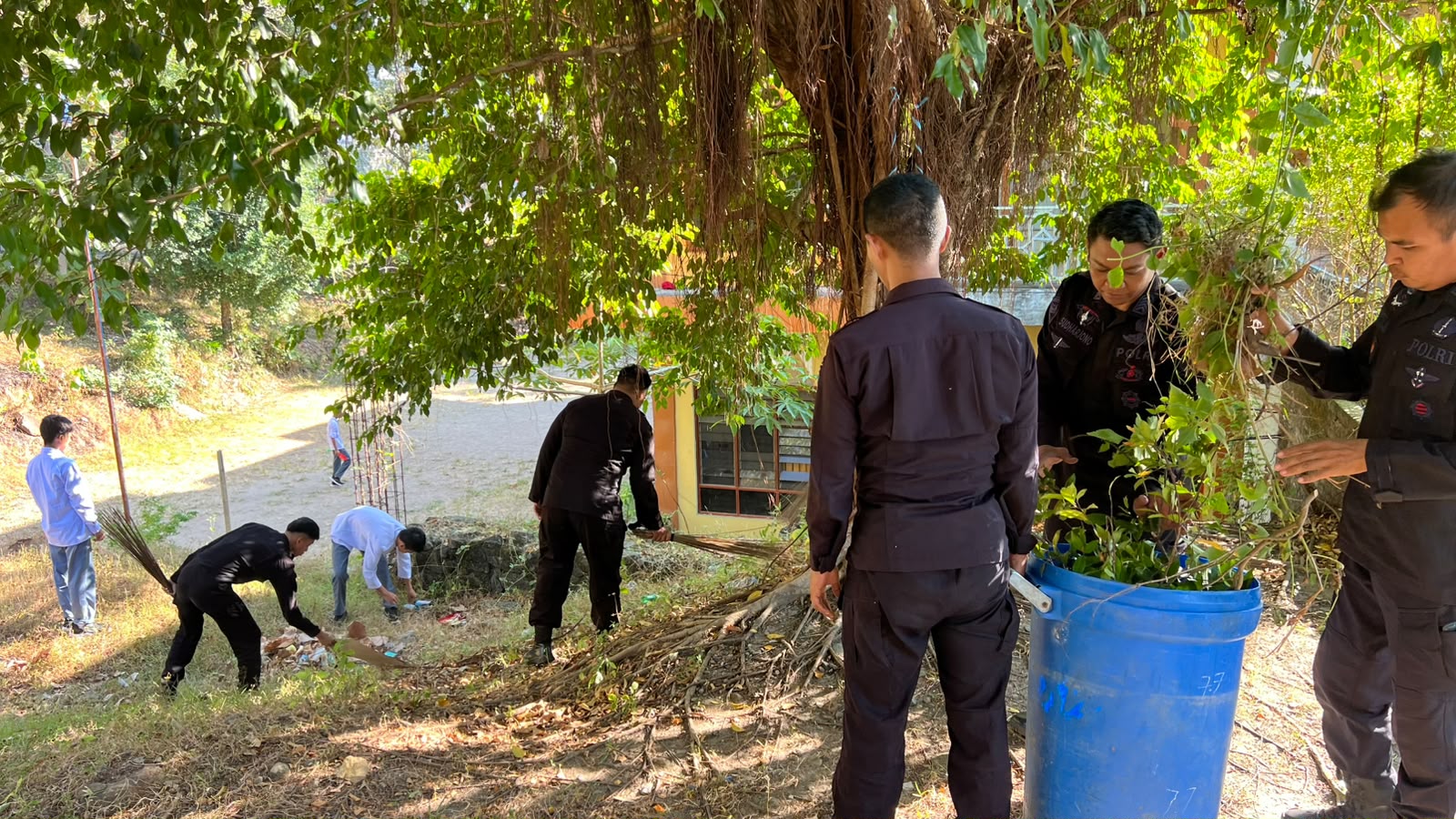 Bakti Sosial Brimob, Lingkungan Ponpes Hidayatullah Parepare Kini Lebih Bersih