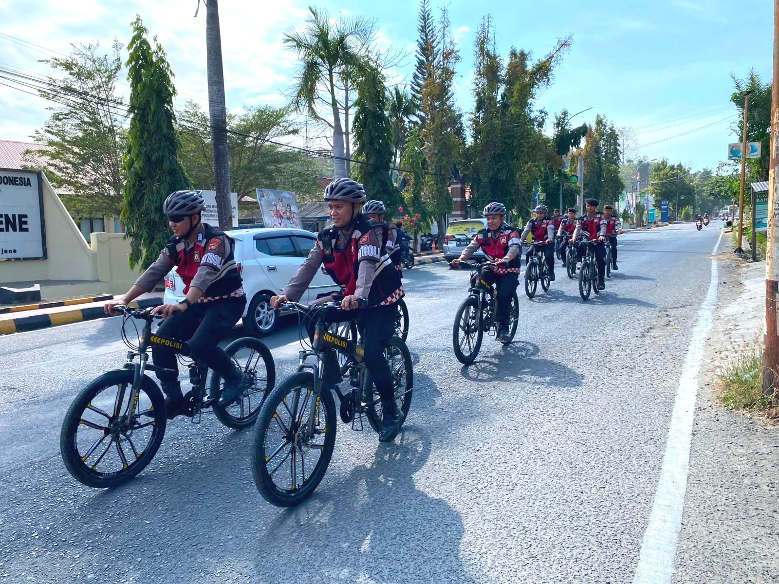 Patroli Bersepeda Polres Majene Hadirkan Rasa Aman, Sambangi Sekolah dan Warga untuk Perkuat Kamtibmas