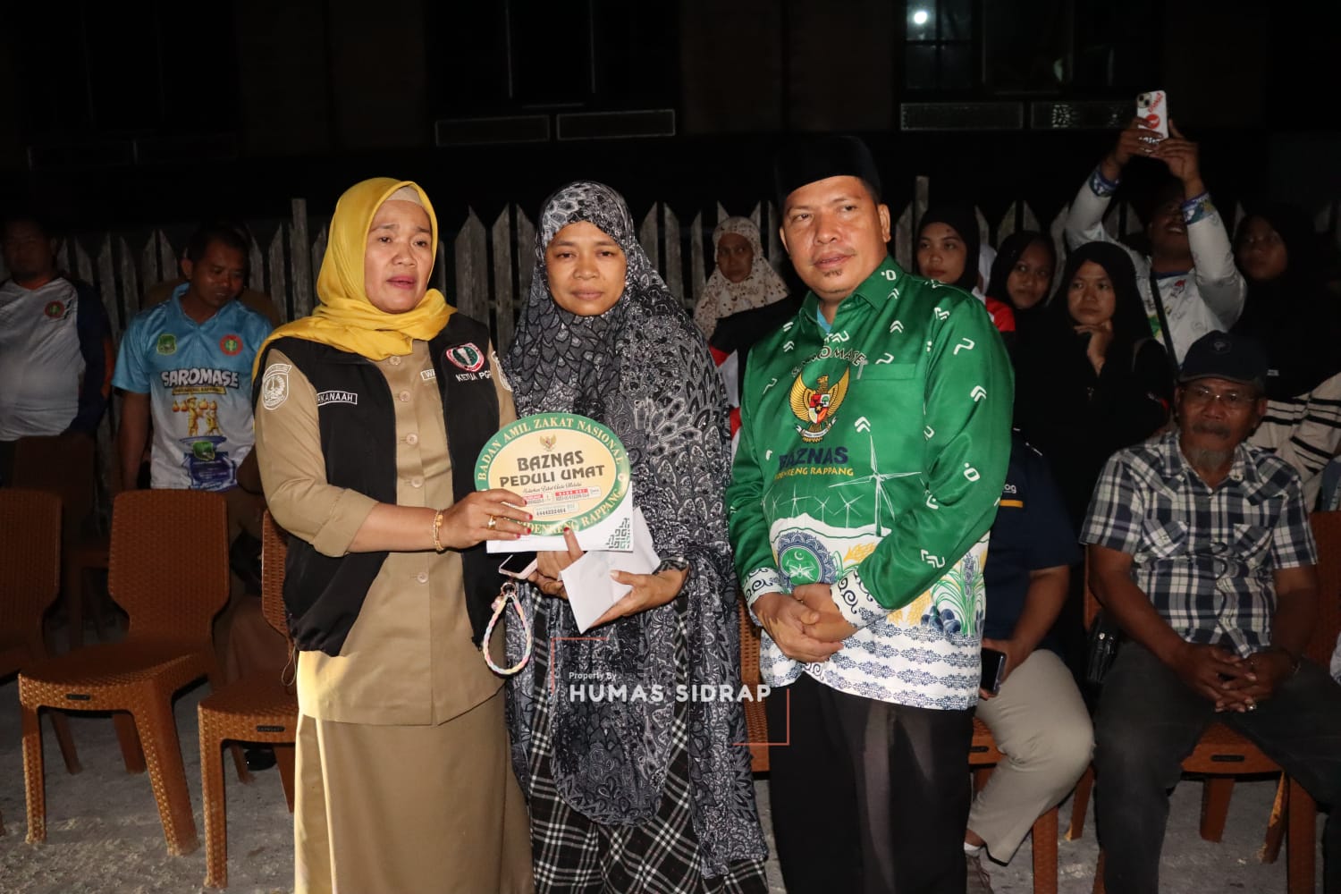 Solidaritas untuk Guru Terdampak, Wabup Sidrap Serahkan Santunan Korban Kebakaran