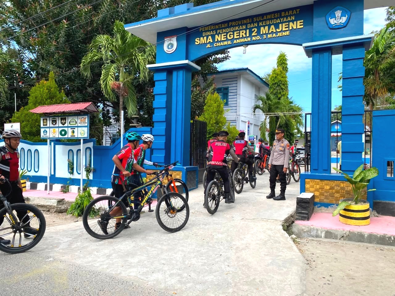 Kolaborasi Polres Majene dan Komunitas Sepeda Hadirkan Patroli Edukatif di Lingkungan Sekolah