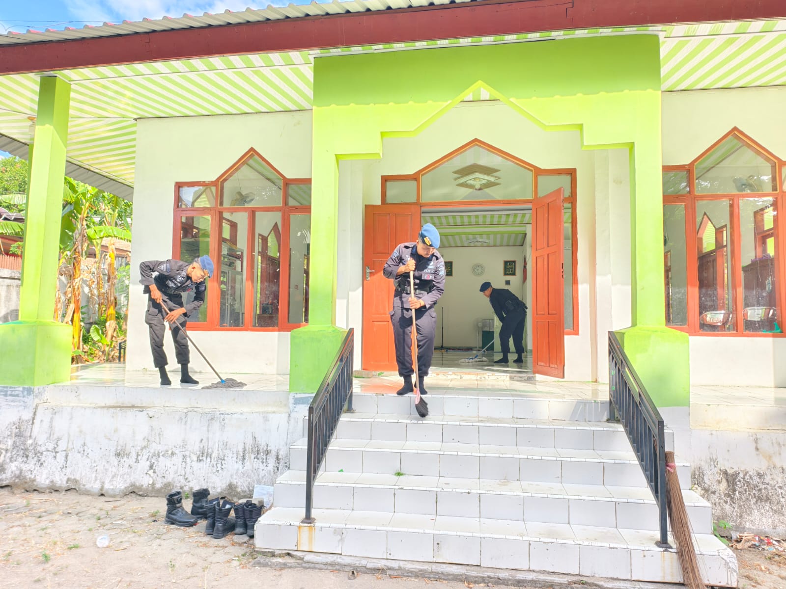 Sentuh Warga Lansia, Batalyon B Pelopor Gelar Bakti Sosial di PPSLU Mappakasunggu