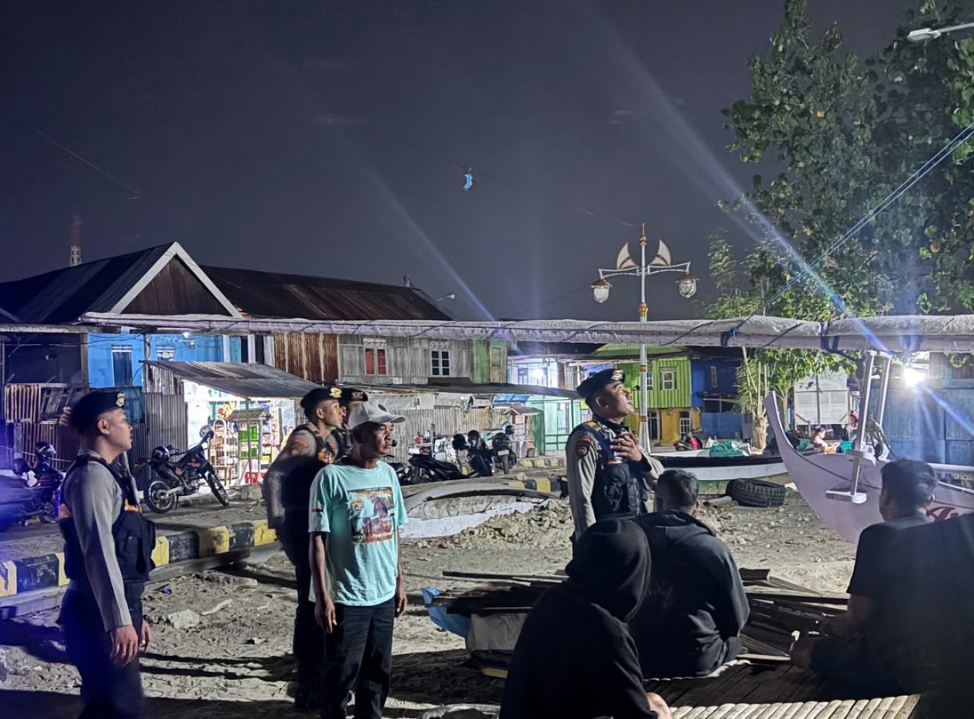 Sisir Pertokoan dan Pemukiman Nelayan, Sat Samapta Polres Majene Perkuat Patroli Preventif