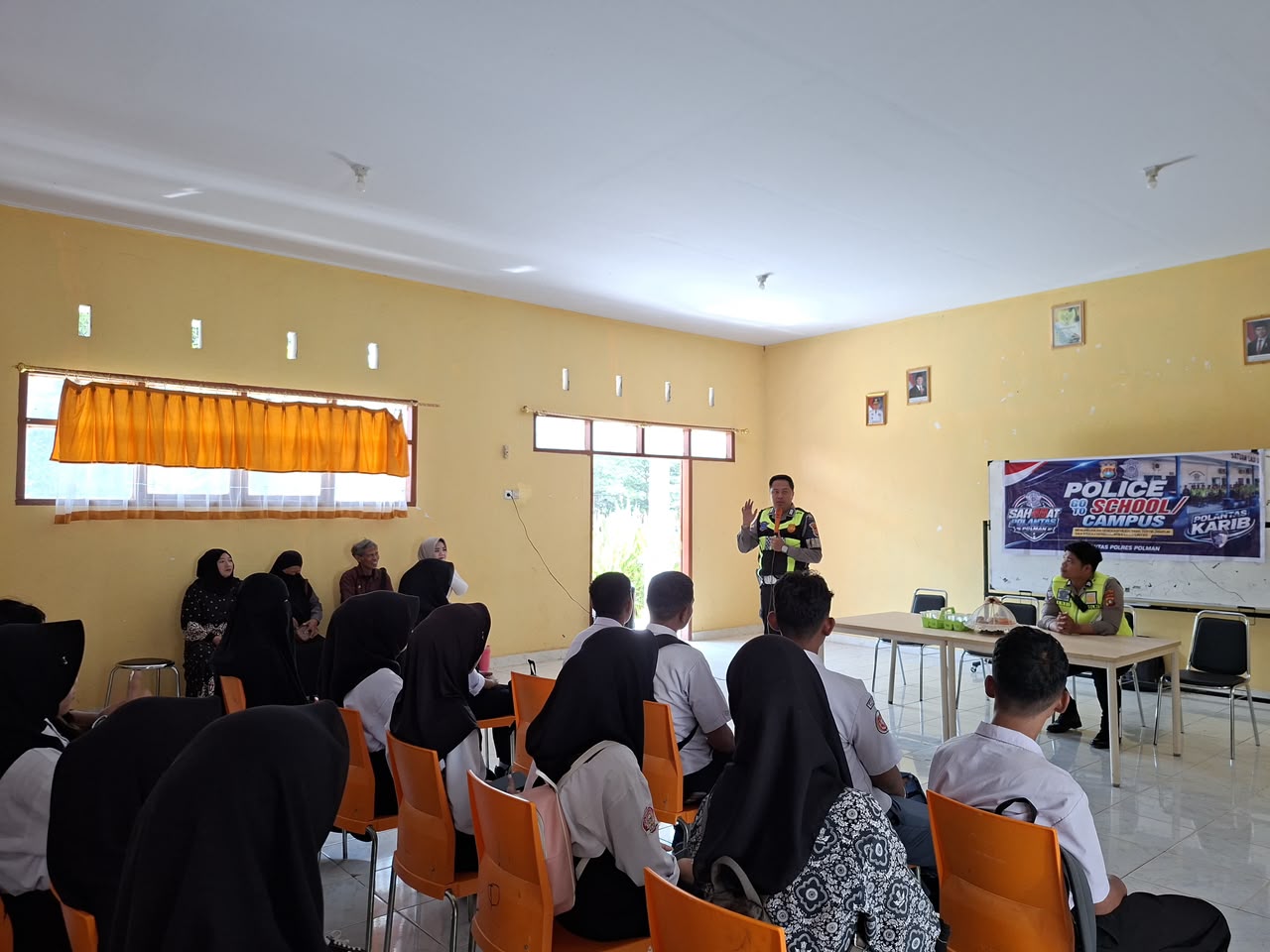 Satlantas Polres Polman Tanamkan Budaya Tertib Berlalu Lintas kepada Pelajar SMKN 2 Polewali