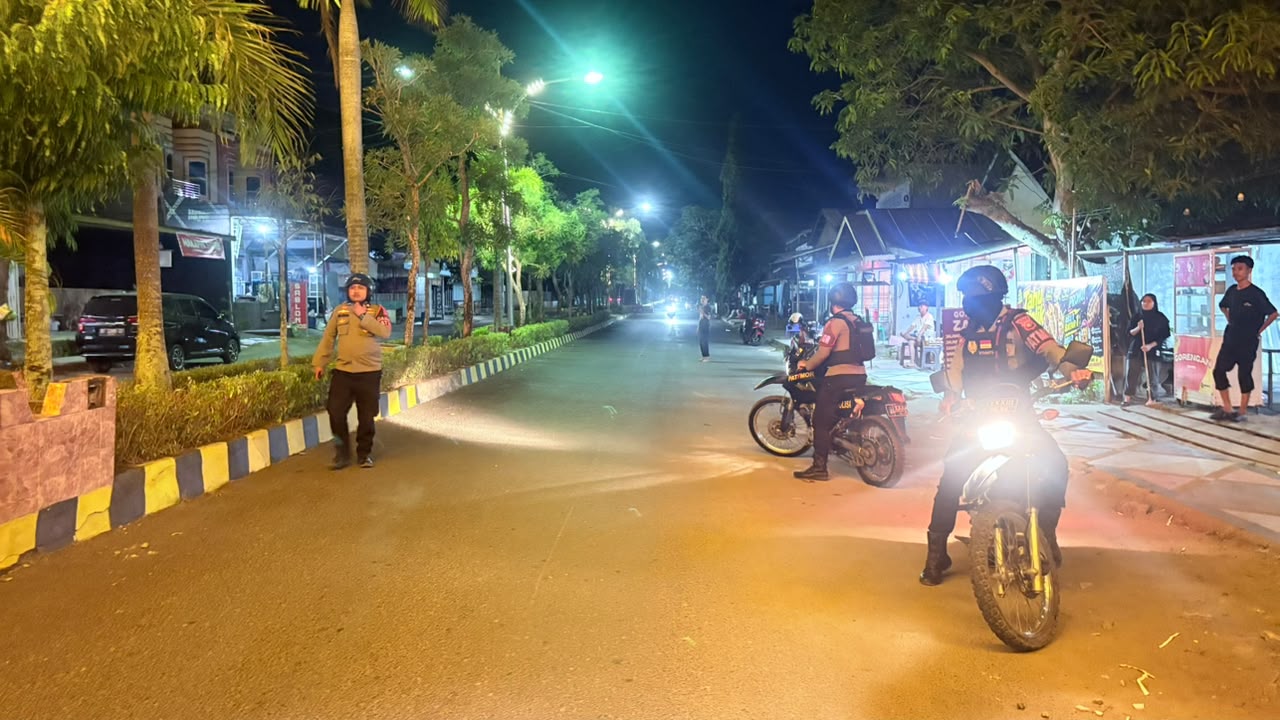 Patroli Turjawali Sat Samapta Polres Polman Bubarkan Perkelahian Antar Kelompok Pemuda di Alun-Alun Polewali