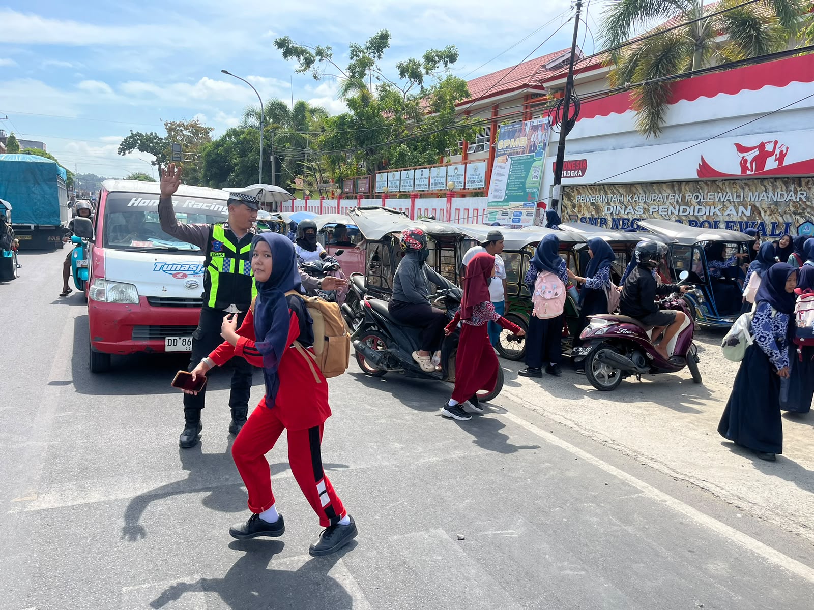 Satlantas Polres Polman Intensifkan Patroli Jam Pulang Sekolah di SMPN 3 Polewali