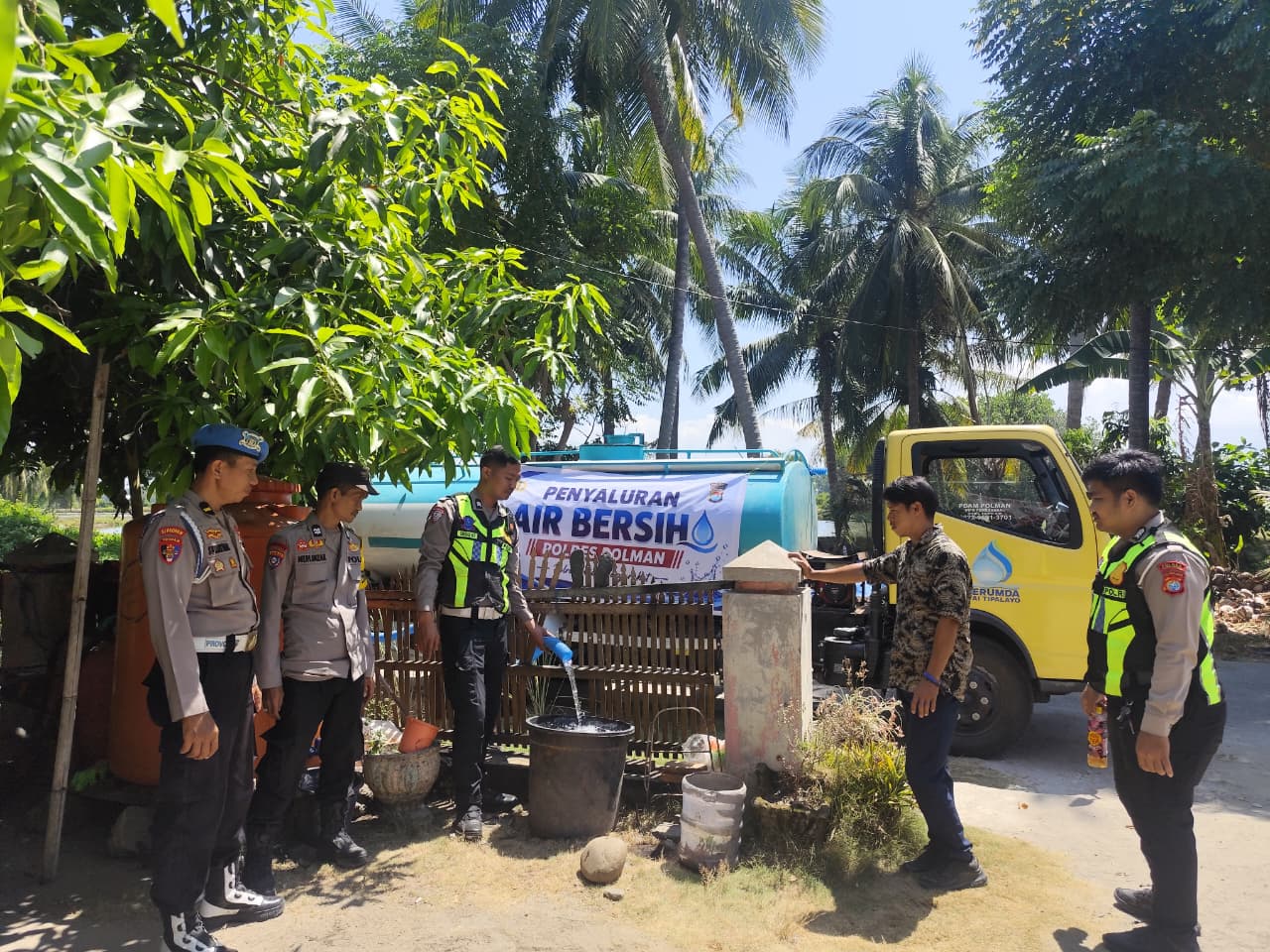 Polres Polman Salurkan Air Bersih bagi Warga Terdampak Kekeringan di Dusun Mampie
