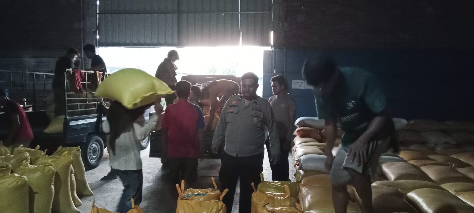Bhabinkamtibmas Desa Kalumammang Fasilitasi Penjualan 2 Ton Jagung Petani ke Bulog
