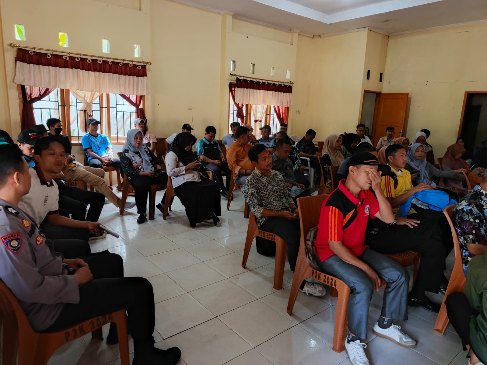 Bhabinkamtibmas Polsek Alu Polres Polman Hadiri Technical Meeting Persiapan HUT Kemerdekaan RI ke-81 di Kecamatan Alu