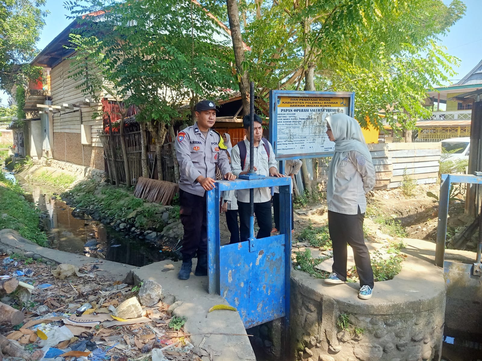 Bhabinkamtibmas Kelurahan Pekkabata Monitoring Saluran Irigasi dan Persawahan Warga