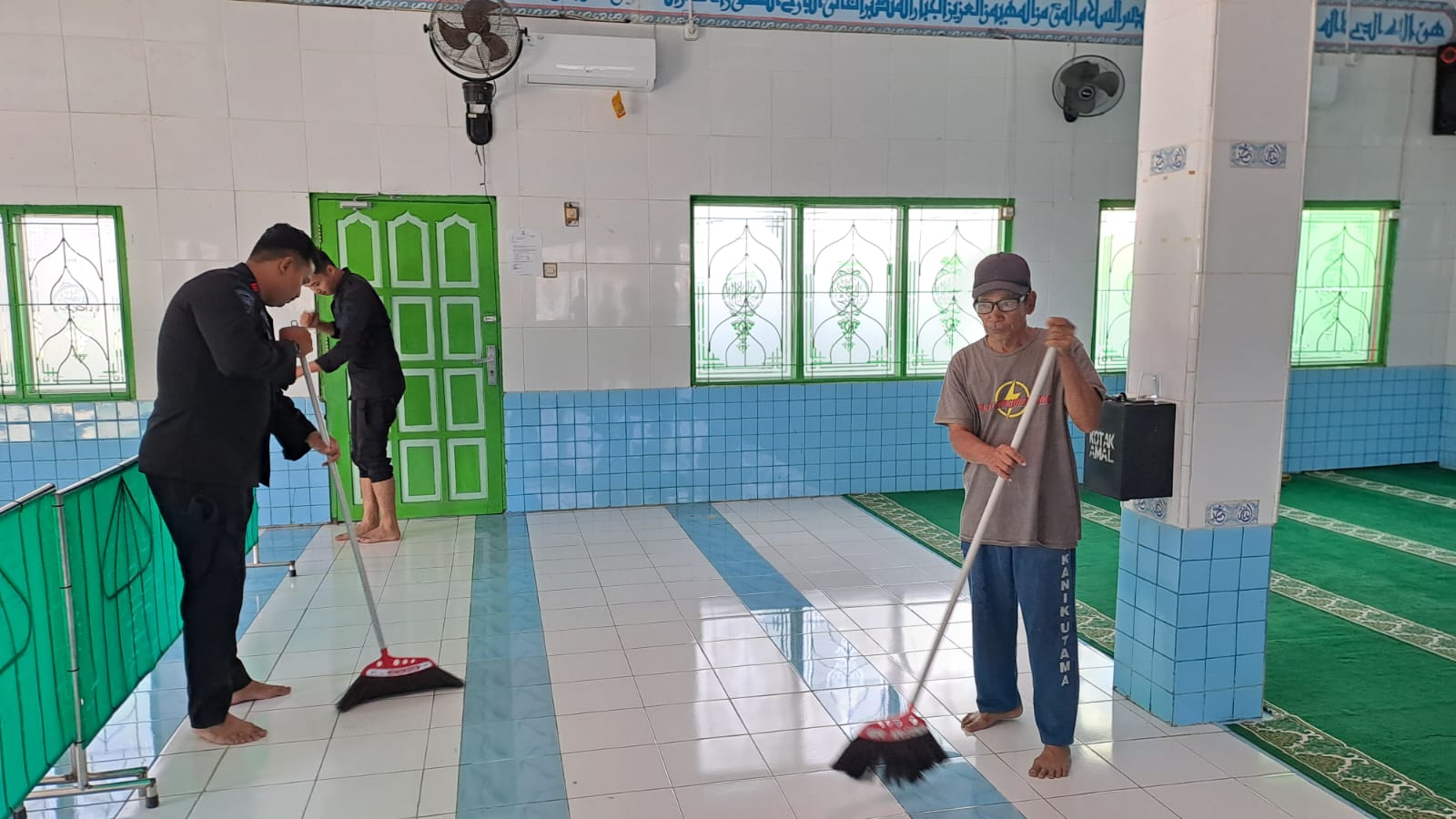 Brimob Sulsel Bersihkan Masjid Al Mutaqaddimin Jelang Salat Jumat