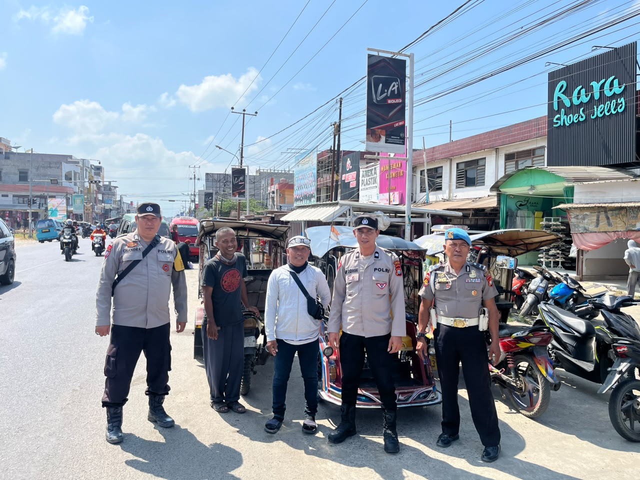 Patroli Rutin Polsek Urban Wonomulyo Sambangi Pasar, Perbankan, dan Pusat Layanan Keuangan