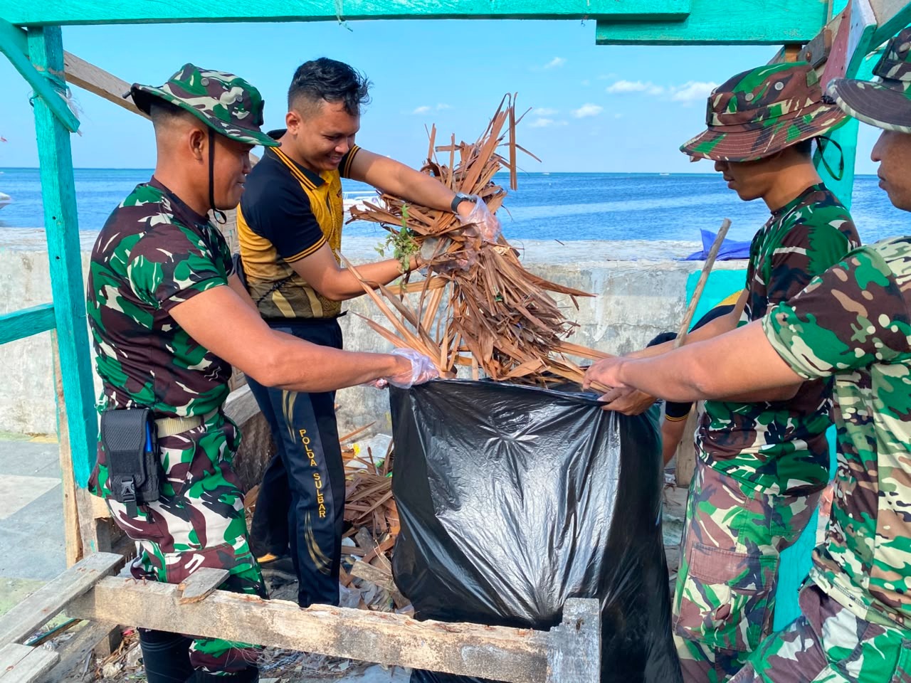 Polres Majene Ambil Bagian dalam Aksi Bersih Pantai, Wujud Sinergi Sambut HUT Ke-1 Kodam XXIII/Palaka Wira