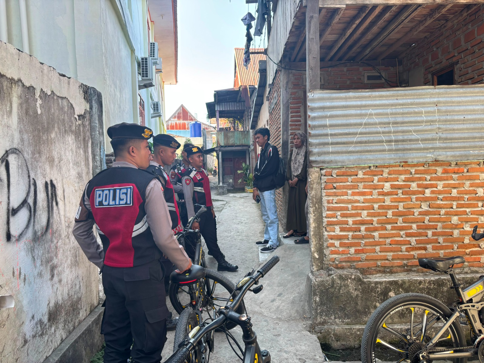Humanis dan Edukatif, Patroli Bersepeda Polres Majene Sambangi Sekolah dan Sisir Permukiman Warga
