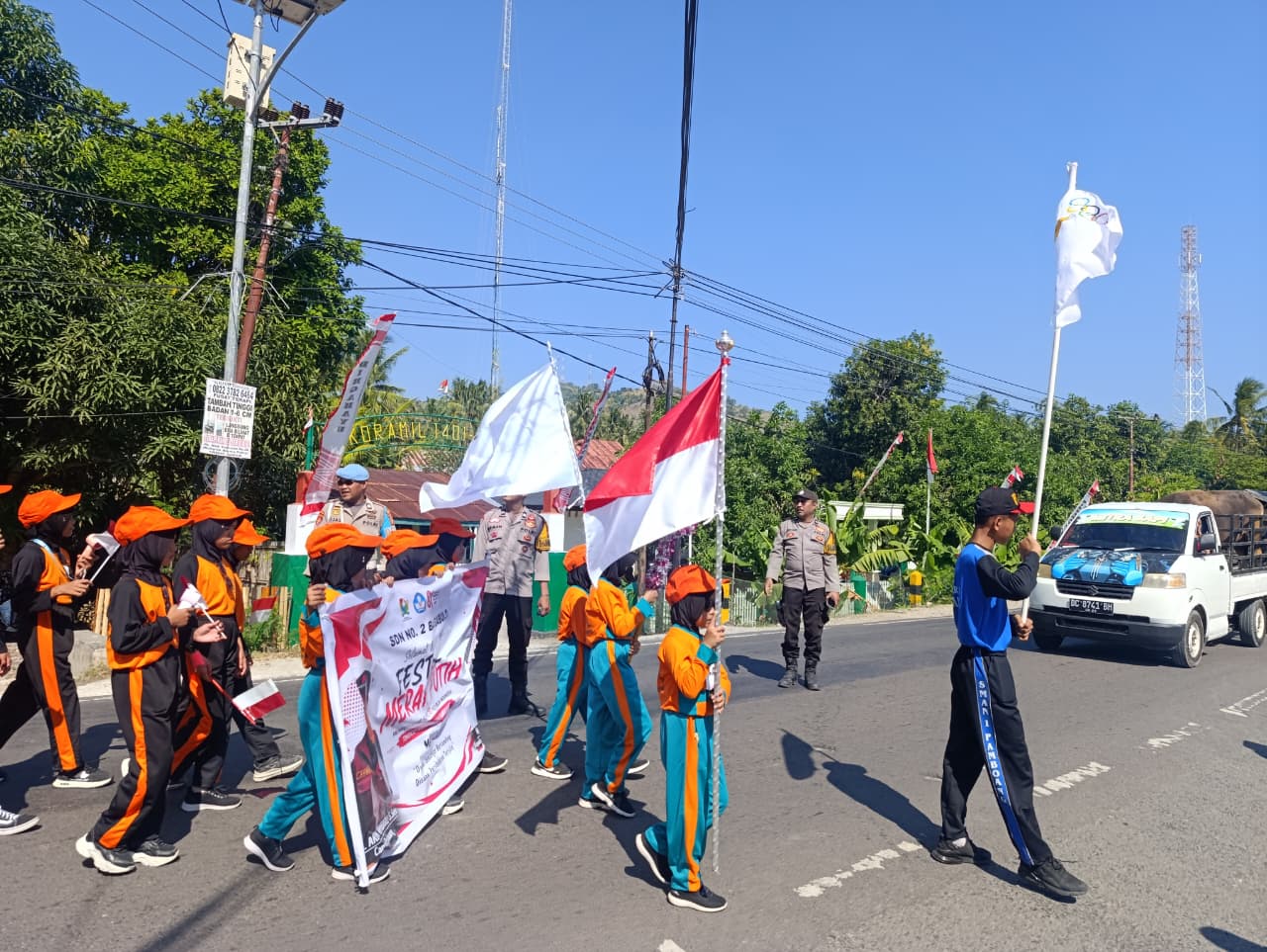 Polsek Pamboang Kawal Karnaval HUT RI ke-81, Perayaan Berlangsung Aman