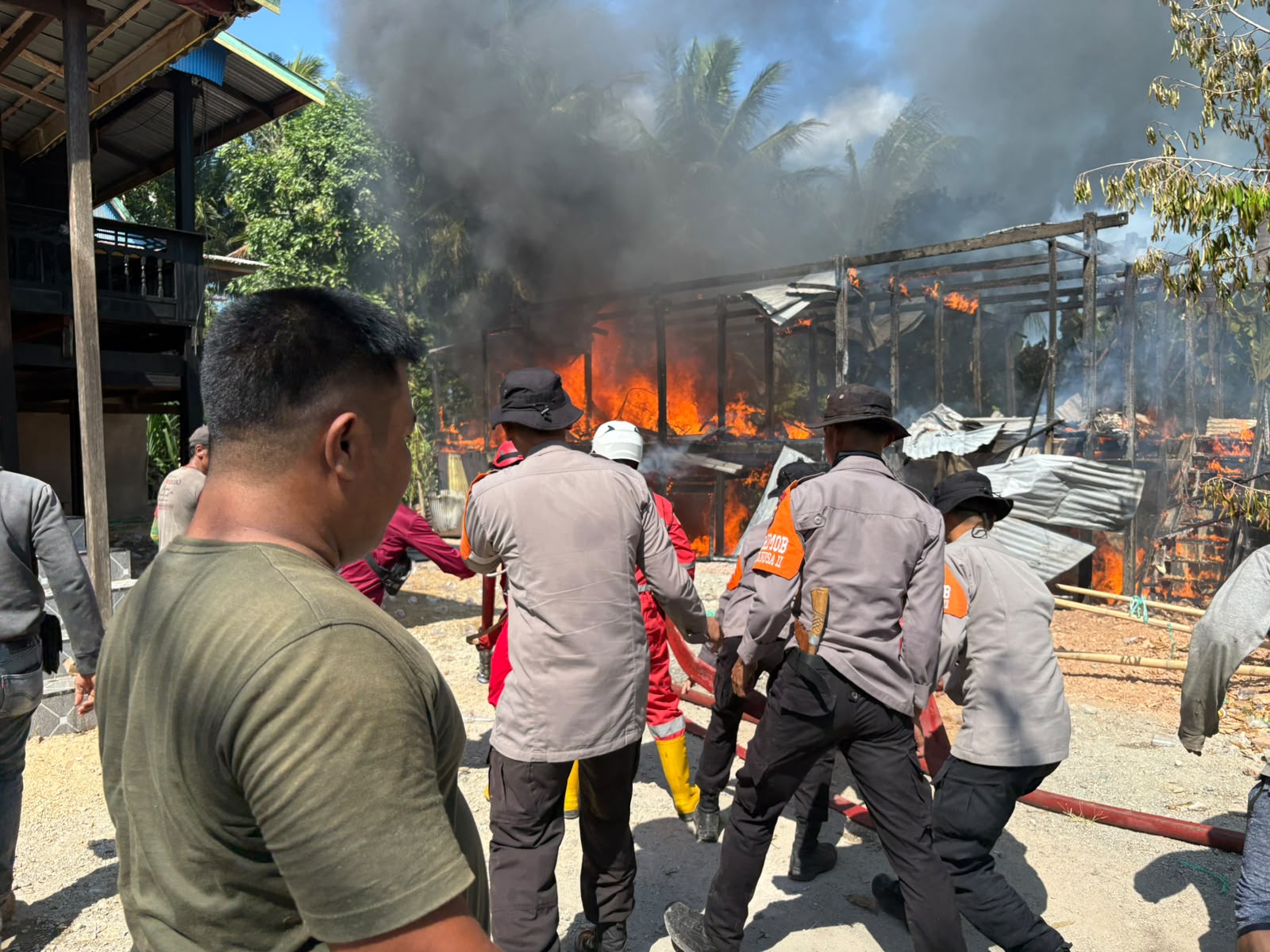 Menuju Enrekang, Tim SAR Brimob Mendadak Berhenti Selamatkan Rumah Warga yang Terbakar