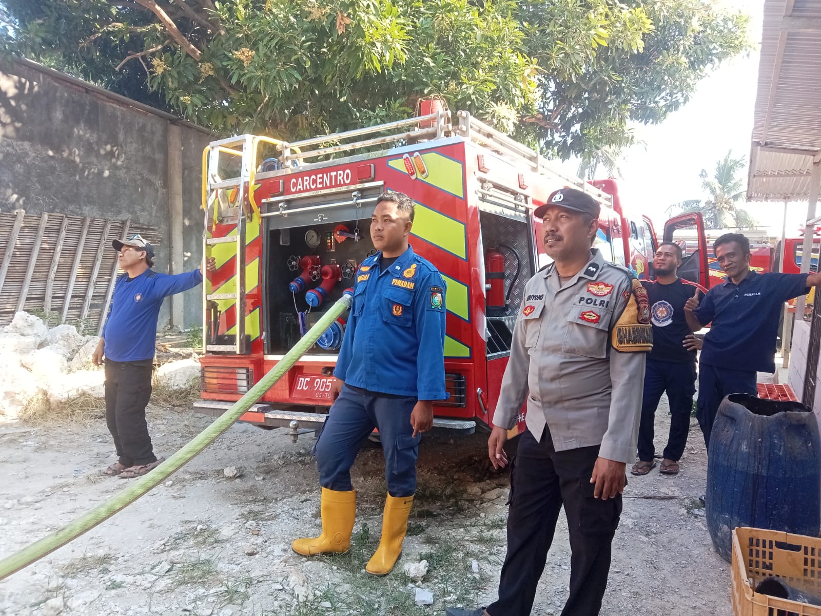 Polisi, Damkar, dan Warga Bersinergi Atasi Kebakaran Lahan di Majene