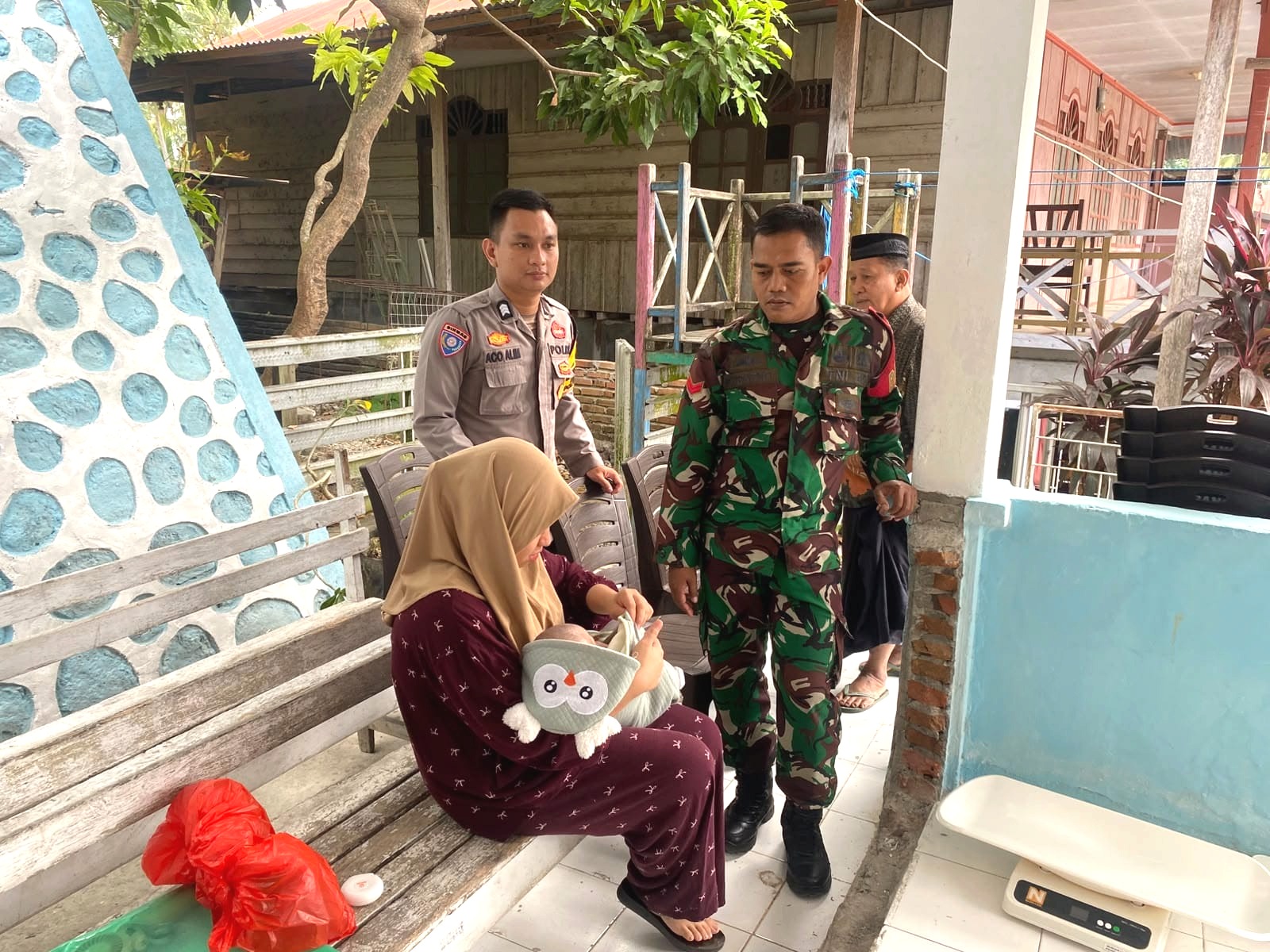 Bhabinkamtibmas dan Babinsa Dampingi Posyandu di Banggae, Perkuat Pencegahan Stunting