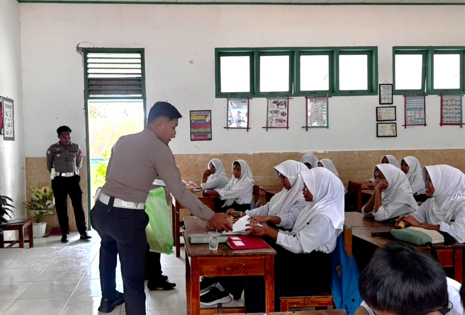 Satlantas Polres Majene Tanamkan Budaya Tertib Berlalu Lintas kepada Pelajar SMPN 4 Majene